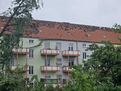 Mehrfamilienhaus nach Tornado, alle Dachziegel fehlen