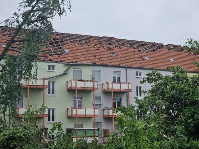 Mehrfamilienhaus nach Tornado, alle Dachziegel fehlen