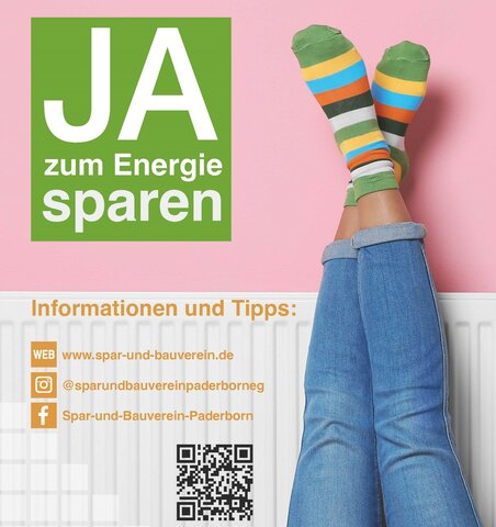 Ein Poster mit rosa Hintergrund zeigt zwei Beine in Jeans und bunt geringelten Strümpfen vor einem weißen Heizkörper. Links von den Beinen ist ein grünen Quadrat mit der Beschriftung: JA zum Energiesparen. Unter dem Quadrat befinden sich drei Links zu den sozialen Medien wie auch ein QR-Code.