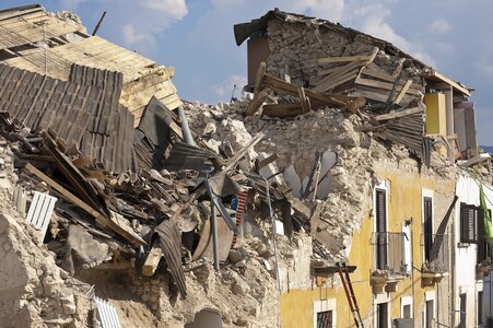 Zusammengebrochenes Haus nach Erdbeben