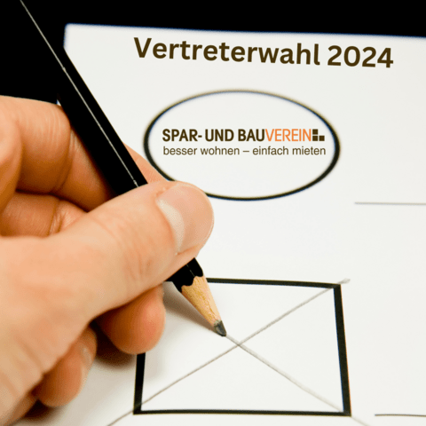 Eine Hand, die einen Bleistift hält und ein Kreuz in ein Kästchen malt.