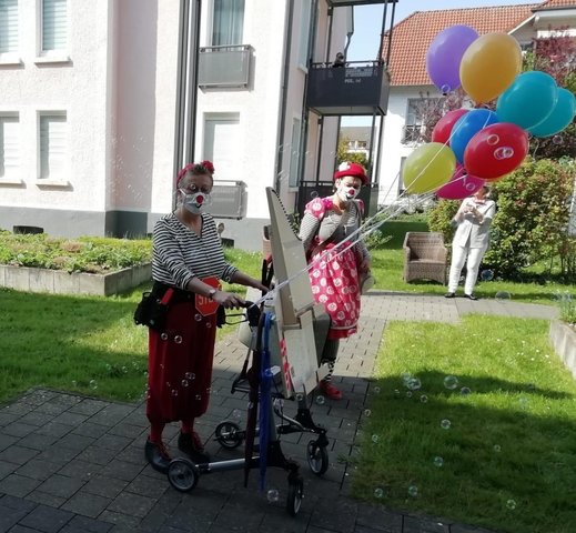 Kontaktclowns mit viel viel Gepäck und bunten Luftballons