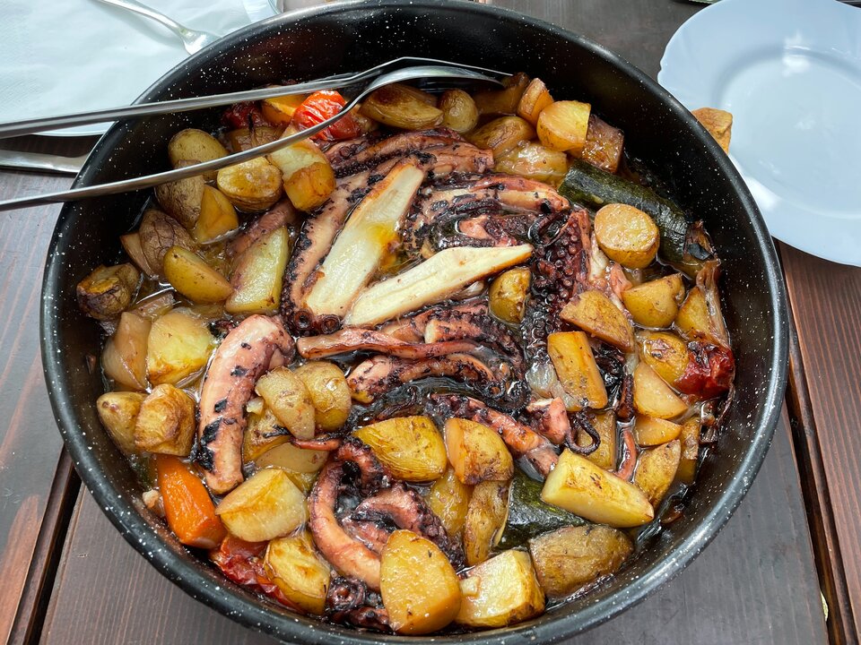 ein Topf mit Kartoffen, Tintenfisch und anderes Gemüse