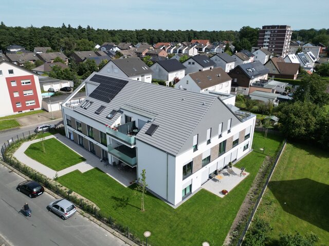 Sicht von oben auf einem Mehrfamilienhaus, dreigeschossig
