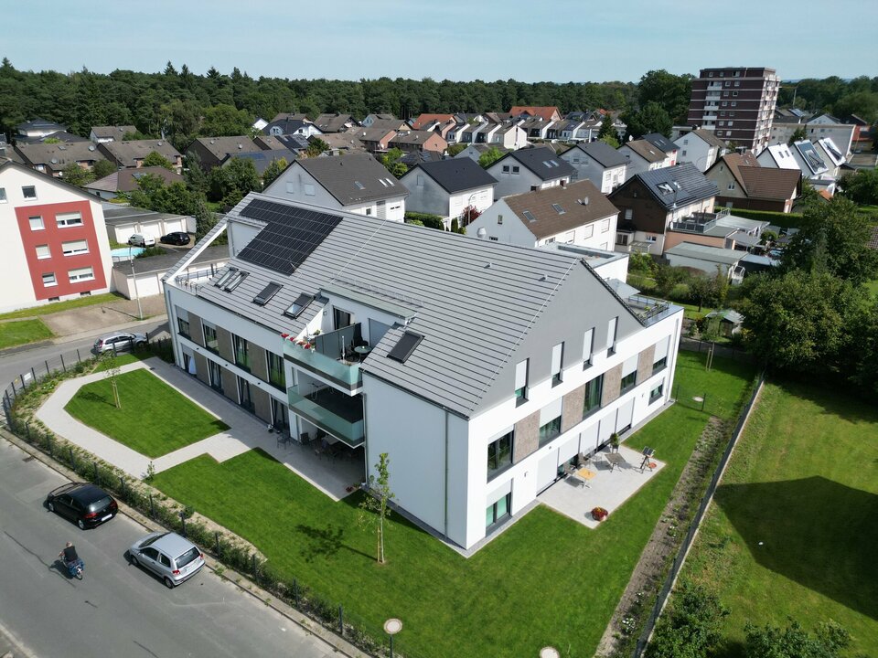 Sicht von oben auf einem Mehrfamilienhaus, dreigeschossig