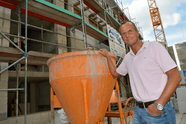 Vorstandssprecher Thorsten Mertens vor der Baustelle an der Warburger Straße 101.