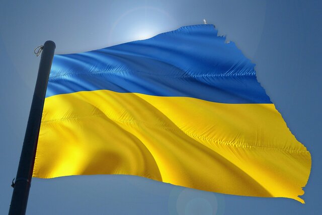 Ukrainische Flagge am Mast zerissen