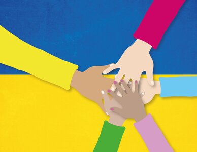 Ukrainische Flagge mit diversen Händen, die sich gemeinsam abklatschen
