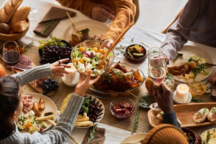 Ein reichhaltig gedeckter Tisch mit Wein und vielen Köstlichkeiten