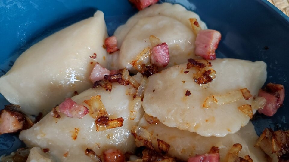 Teigtaschen mit Speck und Zwiebelwürfel