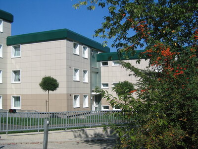 Freigeschossiges Flachdachgebäude am Neuenheerser Weg 13-15