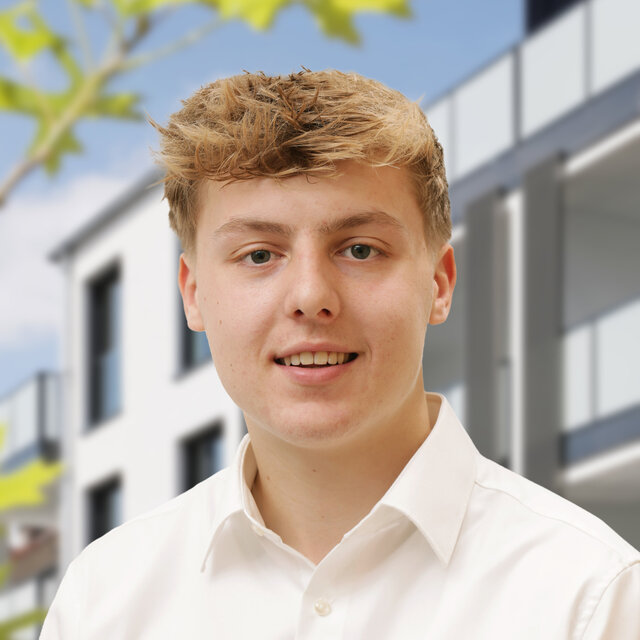 Junger Mann mit blonden Haaren Porträtaufnahme