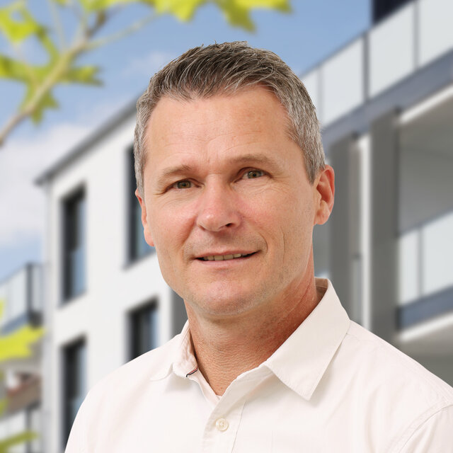 Porträtaufnahme Otto Hirschberg, Mitarbeiter in der Technik, Reparaturservice und der Modernisierung
