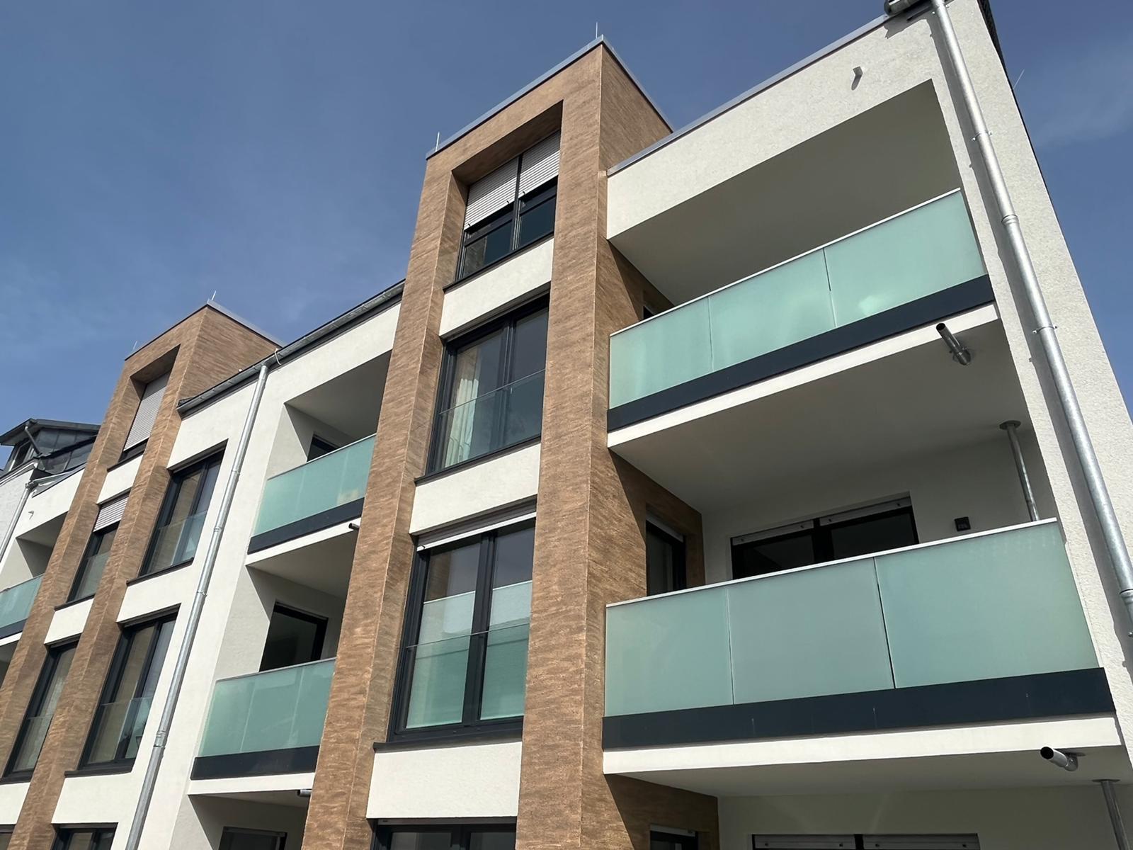 Blick auf ein mehrgeschossiges Wohnhaus