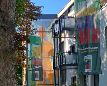 Flaagen vor der Geschäftsstelle Giersmauer 4 a