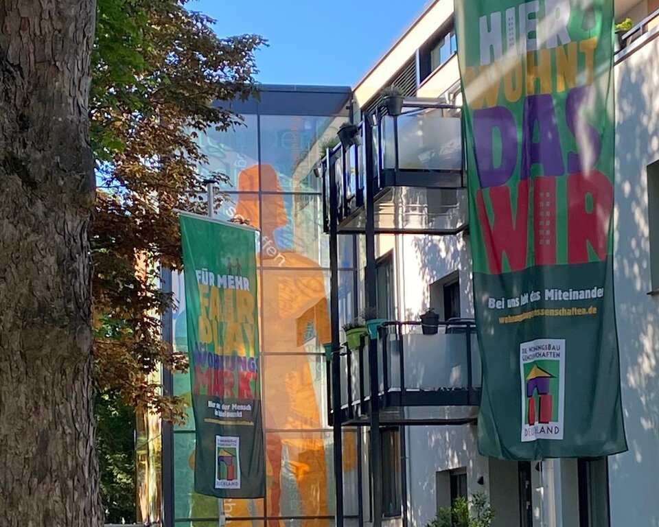 Flaagen vor der Geschäftsstelle Giersmauer 4 a