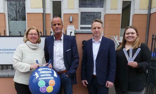 Ruth Kanzlsperger (v. l.), Thorsten Mertens, Alexander Prior und
Alena Bröckling freuen sich über die gelungene Aktion.
Foto: Deutscher Kinderschutzbund