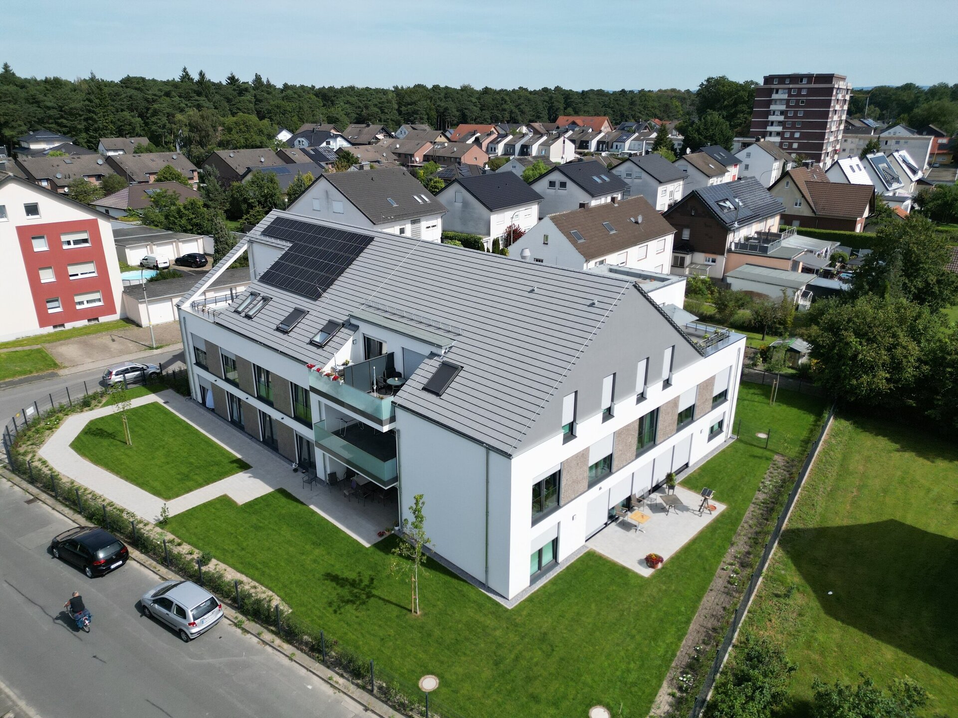 Sicht von oben auf einem Mehrfamilienhaus, dreigeschossig