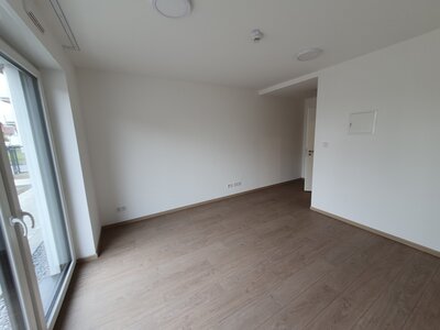 Leeres Zimmer mit hellem Anstrich
