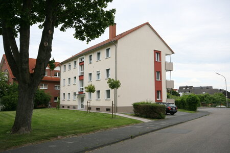 Gesamtansicht dreigeschossiges Mehrfamilienhaus